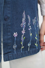 Laden Sie das Bild in den Galerie-Viewer, Jeansbluse mit bestickten Blumen