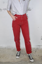 Laden Sie das Bild in den Galerie-Viewer, Rote Mom-Jeans (Vintage)