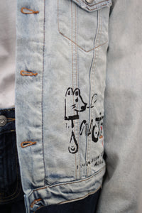 Bemalte Jeansjacke mit Kunstfellkragen