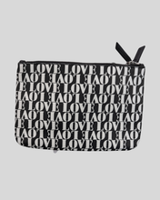 Laden Sie das Bild in den Galerie-Viewer, Calvin Klein LOVE-Tasche