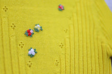 Laden Sie das Bild in den Galerie-Viewer, Gelbes Stricktop Vintage mit Blumen