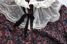 Laden Sie das Bild in den Galerie-Viewer, Vintage Blumenbluse mit Spitzenkragen