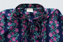 Laden Sie das Bild in den Galerie-Viewer, Vintage Blumenbluse mit Schleife