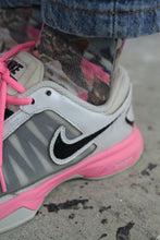 Laden Sie das Bild in den Galerie-Viewer, Pinke Nike Sneakers