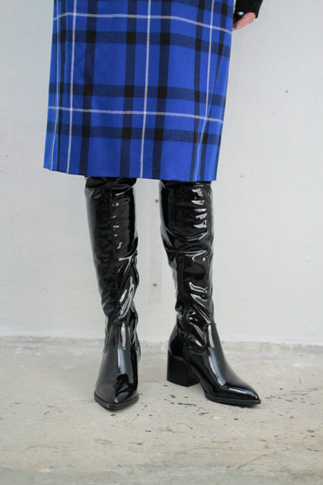 Hohe Lackstiefel
