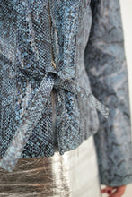 Laden Sie das Bild in den Galerie-Viewer, ♥︎ Blaue Schlangenmuster Lederjacke