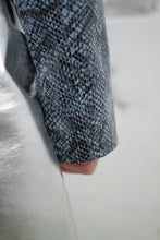 Laden Sie das Bild in den Galerie-Viewer, ♥︎ Blaue Schlangenmuster Lederjacke
