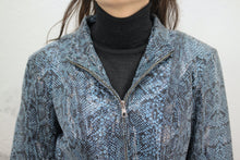 Laden Sie das Bild in den Galerie-Viewer, ♥︎ Blaue Schlangenmuster Lederjacke
