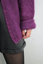 Laden Sie das Bild in den Galerie-Viewer, ♥︎ Strickjacke Aubergine Party