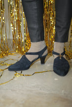 Laden Sie das Bild in den Galerie-Viewer, Dunkelblaue Wildleder-Pumps (Vinatge)