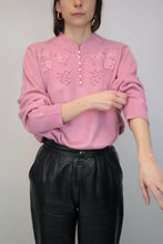 Laden Sie das Bild in den Galerie-Viewer, Rosa Pullover mit Perlen-Stickerein (Vintage)