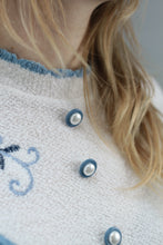 Laden Sie das Bild in den Galerie-Viewer, Blau-weisser 80er Pullover (Vintage)