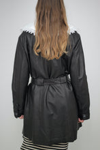 Laden Sie das Bild in den Galerie-Viewer, Schwarzer Mantel aus Lederimitat (Vintage)