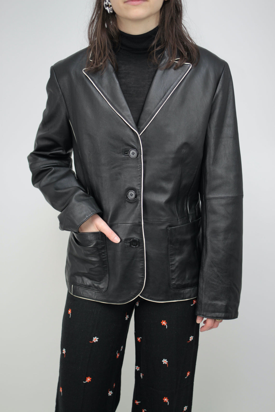 Lederblazer mit weissen Details