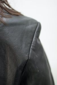 Lederblazer mit weissen Details