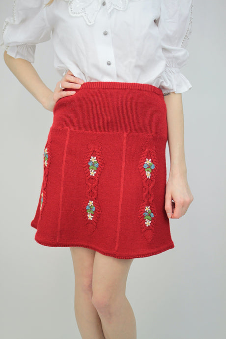 Strickrock mit Blumenstickereien
