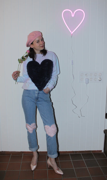 Mom-Jeans mit Herz-Patches