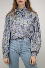 Laden Sie das Bild in den Galerie-Viewer, Gemusterte Seidenbluse (Vintage)