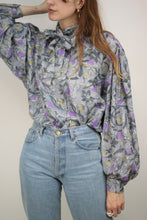 Laden Sie das Bild in den Galerie-Viewer, Gemusterte Seidenbluse (Vintage)