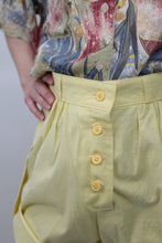 Laden Sie das Bild in den Galerie-Viewer, 🙂 90er Adidas Shorts gelb (Vintage)