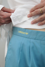 Laden Sie das Bild in den Galerie-Viewer, 90er Adidas Shorts blau (Vintage)
