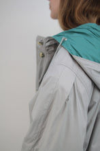 Laden Sie das Bild in den Galerie-Viewer, Grauer Kapuzen-Trenchcoat (Vintage)