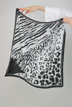 Laden Sie das Bild in den Galerie-Viewer, Animal Print Foulard