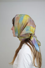 Laden Sie das Bild in den Galerie-Viewer, Tie Dye Seidenfoulard