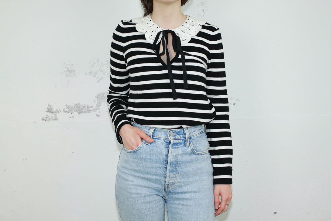 gestreifter Pullover mit Spitzenkragen