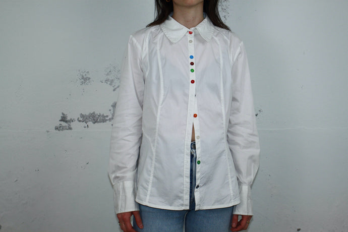 Weisse Bluse mit farbigen Knöpfen