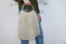 Laden Sie das Bild in den Galerie-Viewer, Netztasche mit Holzbügel