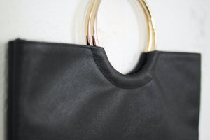 Handtasche mit goldenem Bügel