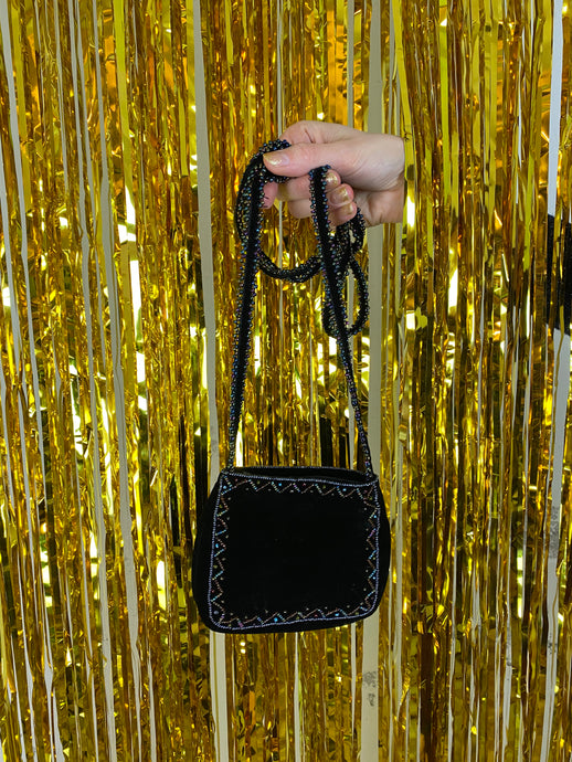 Samtasche mit farbigen Perlen