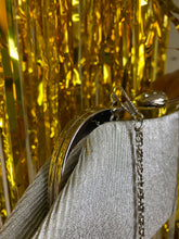 Laden Sie das Bild in den Galerie-Viewer, Silber Tasche mit Muschelverschluss (Vintage)