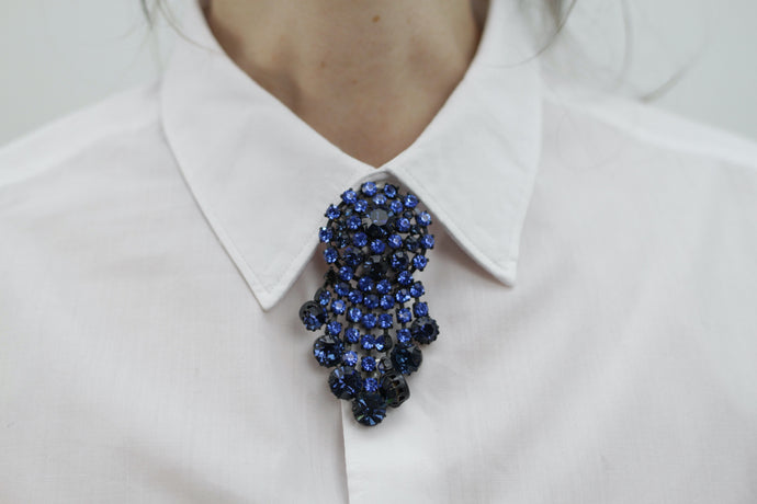 Strass-Brosche blau