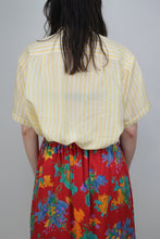 Laden Sie das Bild in den Galerie-Viewer, Gestreifte kurzärmlige Seidenbluse (Vintage)