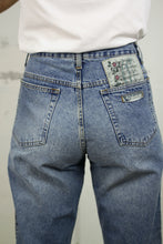 Laden Sie das Bild in den Galerie-Viewer, 90s Mom-Jeans bestickt (Vintage)
