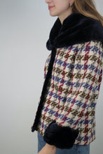 Laden Sie das Bild in den Galerie-Viewer, Tweed-Jacke mit Faux Fur Kragen (Vintage)