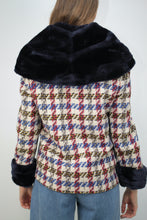 Laden Sie das Bild in den Galerie-Viewer, Tweed-Jacke mit Faux Fur Kragen (Vintage)