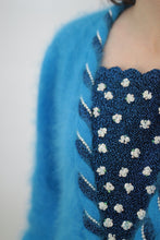 Laden Sie das Bild in den Galerie-Viewer, Angora-Perlen-Strickpullover (Vintage)