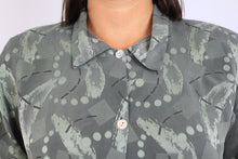 Laden Sie das Bild in den Galerie-Viewer, Khaki Bluse (Vintage)