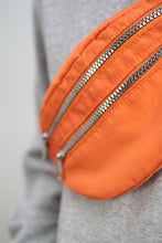 Laden Sie das Bild in den Galerie-Viewer, Orange Bauchtasche