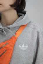 Laden Sie das Bild in den Galerie-Viewer, Grauer Adidas Hoodie