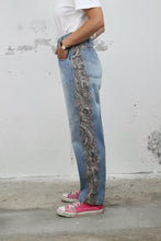 Laden Sie das Bild in den Galerie-Viewer, Mom-Jeans mit Bandana-Details (Vintage)