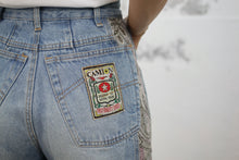 Laden Sie das Bild in den Galerie-Viewer, Mom-Jeans mit Bandana-Details (Vintage)
