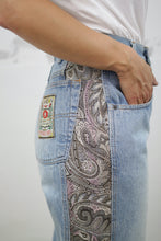 Laden Sie das Bild in den Galerie-Viewer, Mom-Jeans mit Bandana-Details (Vintage)