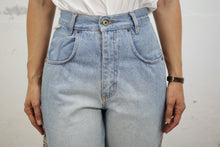 Laden Sie das Bild in den Galerie-Viewer, Mom-Jeans mit Bandana-Details (Vintage)