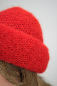 Rote Strickmütze