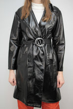 Laden Sie das Bild in den Galerie-Viewer, Lack-Trenchcoat