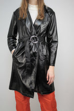 Laden Sie das Bild in den Galerie-Viewer, Lack-Trenchcoat